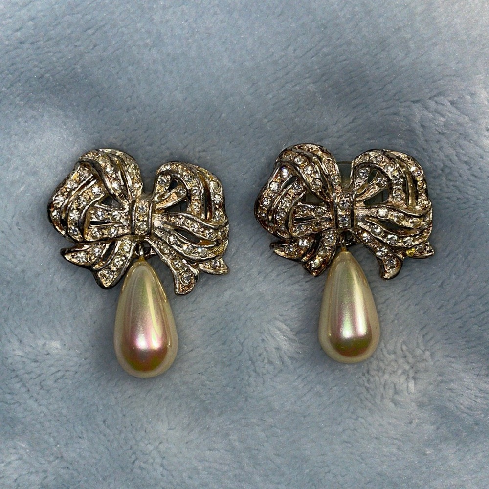 VINTAGE!! Pearl and rhinestone earrings
